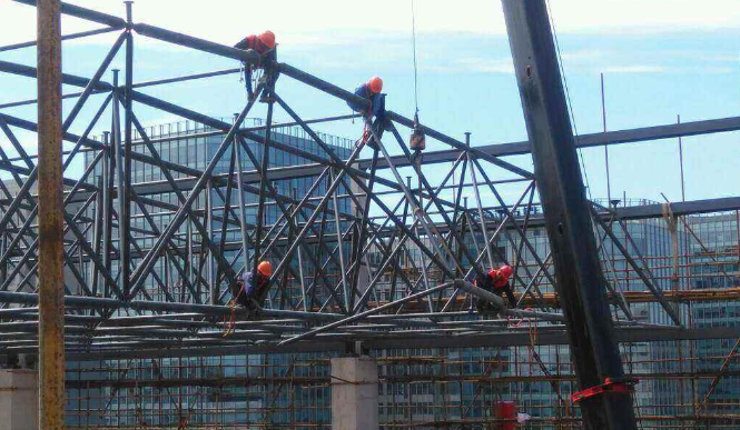 嘉定论网架装配施工中搭设脚手架应当留神的事故